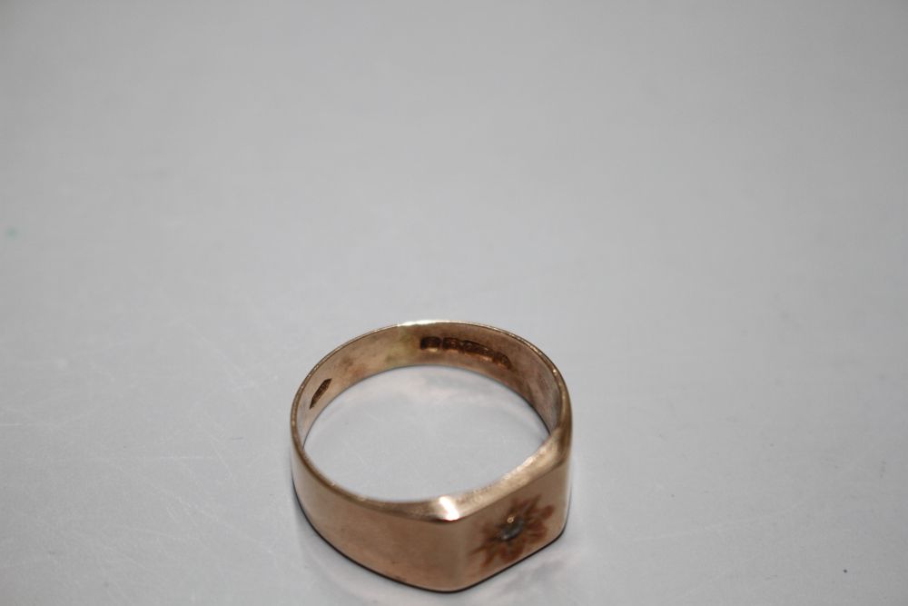A George V 9ct gold and diamond chip set signet ring, Birmingham, 1929,